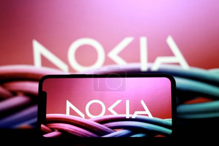 Foto de El nuevo logotipo de Nokia se muestra en la pantalla del teléfono inteligente. indonesia - 30 de abril de 2024. - Imagen libre de derechos