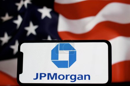 Foto de Teléfono inteligente con el logotipo JPMorgan Chase se muestra en el teléfono inteligente, compañía bancaria estadounidense, con - Imagen libre de derechos