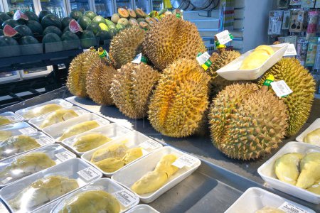 Téléchargez les photos : Indonésie 15 février 2024 : Un fruit typique de l'Asie du Sud-Est, Durian, est vendu dans les supermarchés . - en image libre de droit