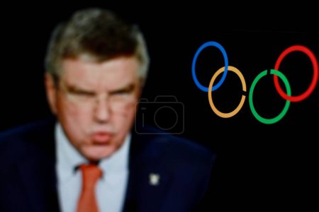 Foto de Indonesia - mayo 1,2024: en esta foto el logotipo del Comité Olímpico Internacional, IOC, se muestra en la pantalla del teléfono inteligente con el presidente Thomas Bach - Imagen libre de derechos