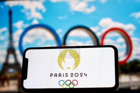 Foto de Verano juego olímpico de París 2024, logotipo oficial de SOG 2024 en París con la Torre Eiffel en el fondo.indonesia - mayo 1,2024. - Imagen libre de derechos