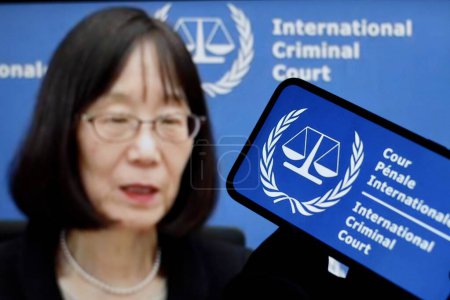 Téléchargez les photos : Logo de la Cour pénale internationale, CPI, avec Tomoko Akane dans le background.indonesia mai 1,2024 - en image libre de droit