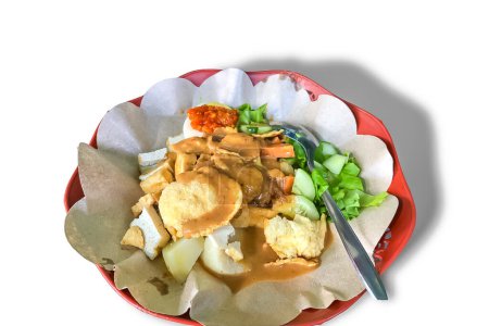 Gado-gado, indonesischer Gemüsesalat mit Erdnusssoße isoliert auf weißem Hintergrund.