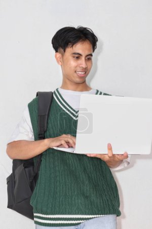 Téléchargez les photos : Jeune asiatique homme avec ordinateur portable sur fond blanc - en image libre de droit