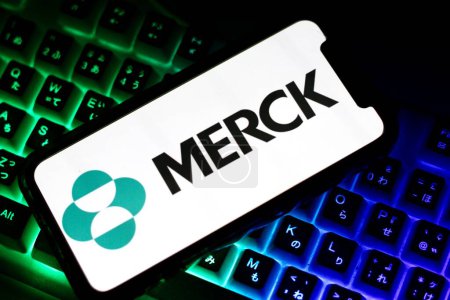 Téléchargez les photos : Sur cette photo Le logo de Merck and Co, Inc.Merck est une multinationale pharmaceutique américaine.Indonésie - 18 mai 2024 - en image libre de droit