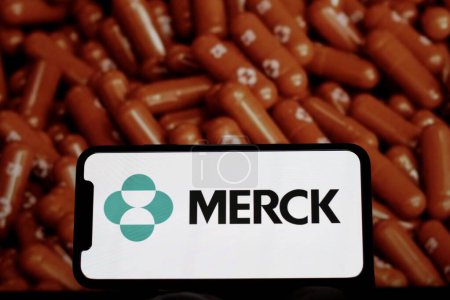 Téléchargez les photos : Sur cette photo Le logo de Merck and Co, Inc.Merck est une multinationale pharmaceutique américaine. Indonésie - 18 mai 2024 - en image libre de droit