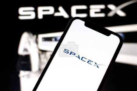 Téléchargez les photos : Dans cette illustration photo, le logo SpaceX est affiché sur un smartphone. Indonésie - 20 mai 2024. - en image libre de droit