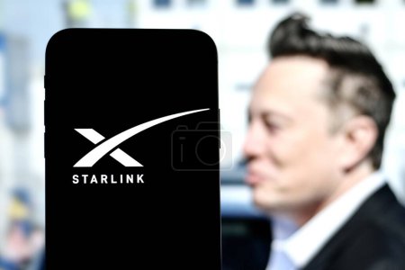 Téléchargez les photos : Dans cette illustration photo, le logo Starlink est affiché sur un smartphone avec le PDG Elon Musk en toile de fond.Indonésie - 20 mai 2024. - en image libre de droit