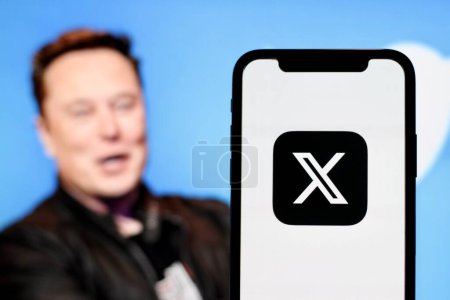 Téléchargez les photos : Sur cette photo, le logo Starlink est affiché sur l'écran du smartphone avec le PDG Elon Musk en arrière-plan - en image libre de droit