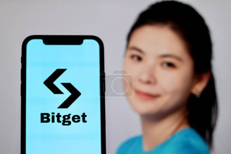 Téléchargez les photos : INDONÉSIE - 4 JUIN 2024 : Dans cette illustration photo, le logo de Bitget crypto-monnaie, jeton Bitget, avec PDG Gracy Chen en arrière-plan - en image libre de droit