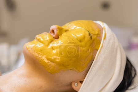  Ein Mädchen beim Kosmetiker macht kosmetische Eingriffe. Maske aus Alginat. Hochwertiges Foto