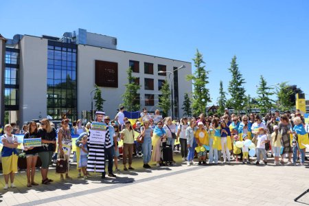 Téléchargez les photos : Schwabisch Gmund, Allemagne - 2 juillet 2022 : Manifestation dans la rue dans la ville de Schwabisch Gmund, qui proteste contre la guerre en Ukraine. Photo de haute qualité - en image libre de droit