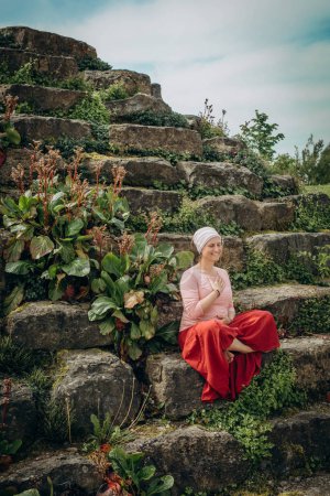 En la naturaleza, una mujer medita y practica la respiración. Foto de alta calidad