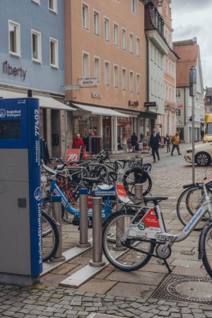 Téléchargez les photos : Schwabisch Gmund, Allemagne -23 février 2024 : Location de vélos sur la place principale de la ville. Photo de haute qualité - en image libre de droit