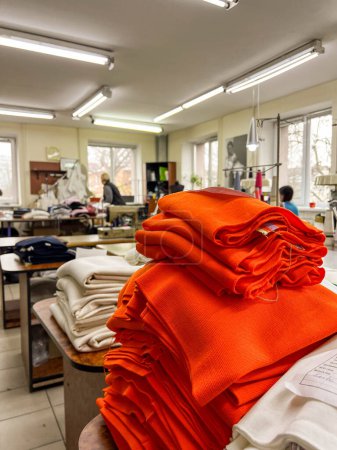 Téléchargez les photos : Kiew, Ukraine-12 décembre 2021 : À l'usine de couture, les couturières travaillent avec diligence sur des machines à coudre, fabriquant des vêtements à partir d'une gamme de tissus. Photo de haute qualité - en image libre de droit