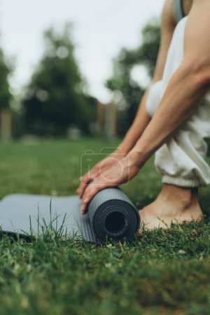 Téléchargez les photos : Fille posant un tapis de yoga dans le parc. Photo de haute qualité - en image libre de droit