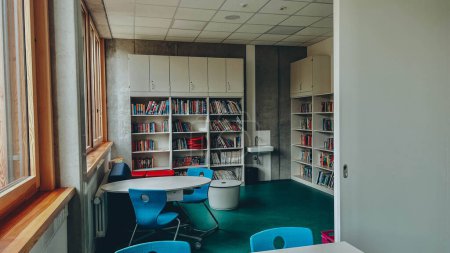 Foto de Schwabisch Gmund, Alemania-12 de noviembre de 2022: Biblioteca escolar en una escuela alemana. Foto de alta calidad - Imagen libre de derechos