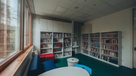 Foto de Schwabisch Gmund, Alemania-12 de noviembre de 2022: Biblioteca escolar en una escuela alemana. Foto de alta calidad - Imagen libre de derechos