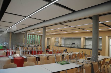 Téléchargez les photos : École allemande cantine scolaire moderne avec chaises et tables. Photo de haute qualité - en image libre de droit