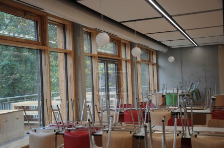 Téléchargez les photos : École allemande cantine scolaire moderne avec chaises et tables. Photo de haute qualité - en image libre de droit