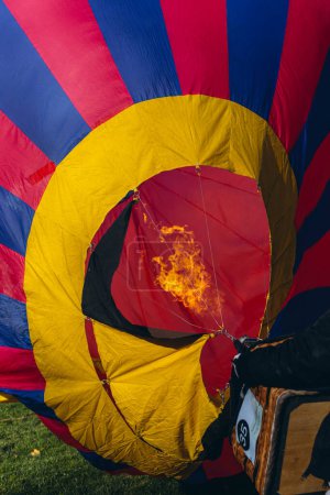 Foto de Un hombre infla un globo en un festival de globos. Foto de alta calidad - Imagen libre de derechos