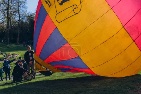 Foto de Un hombre infla un globo en un festival de globos. Foto de alta calidad - Imagen libre de derechos