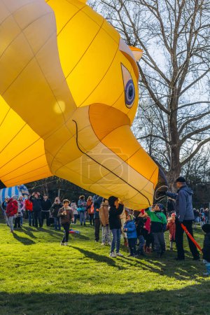 Foto de Ludwigsburg, Alemania - 23 de marzo de 2024: Hay un festival de globos en Alemania. Mucha gente se reunió. Foto de alta calidad - Imagen libre de derechos