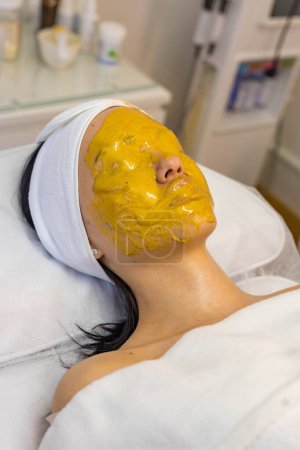  Una chica en un cosmetólogo hace procedimientos cosméticos. Máscara de alginato. Foto de alta calidad