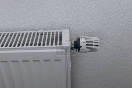 Téléchargez les photos : Radiateur dans l'appartement. Économiser le chauffage. Photo de haute qualité - en image libre de droit