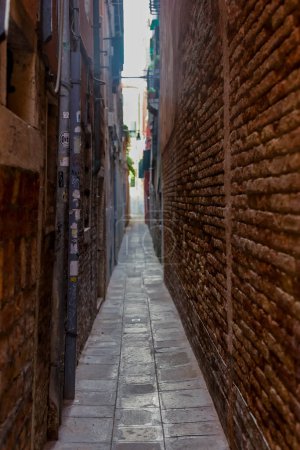 Architecture typiquement vénitienne et vue sur la rue depuis Venise, Italie. Photo de haute qualité