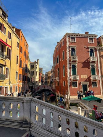 Téléchargez les photos : Venise, Italie - 2 avril 2023 : Grand Canal de Venise, touristes en gondole. Photo de haute qualité - en image libre de droit