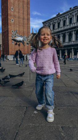 Téléchargez les photos : L'enfant marche sur la place Saint-Pierre dans le centre-ville du Vatican de Rome Italie,. Photo de haute qualité - en image libre de droit