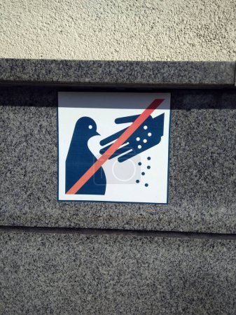Schild an der Wand nicht Tauben füttern, Wegweiser, Warnschild über das Fütterungsverbot für Vögel