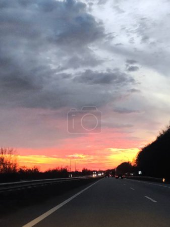 vue de la voiture, route, autoroute, coucher du soleil, ciel rouge