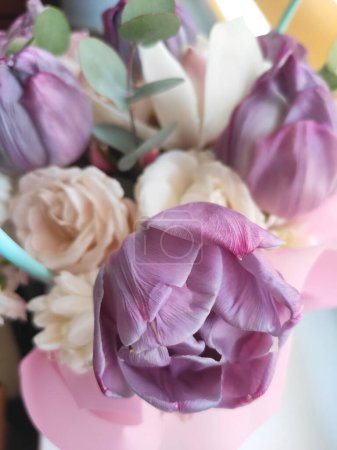 hermoso ramo de tulipanes de luz púrpura, flores delicadas, Día de la Mujer, regalo para una fecha, flores en toda la pantalla