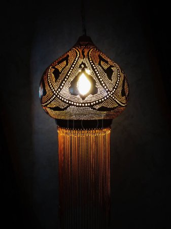 lámpara turca que brilla sobre un fondo negro, iluminación árabe, bombilla tradicional turca