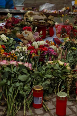 Téléchargez les photos : Berlin, Allemagne. Le 3 mars 2024. Mémorial spontané Navalny avec beaucoup de fleurs, de bougies et d'ours en peluche devant l'ambassade de la Fédération de Russie en l'honneur de l'homme politique russe Alexei Navalny - en image libre de droit