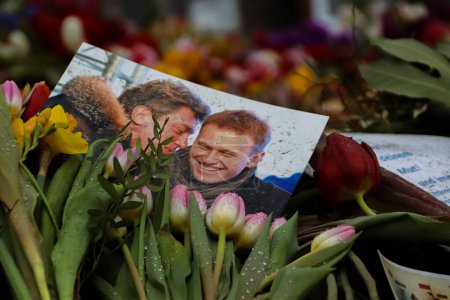 Téléchargez les photos : Berlin, Allemagne. Le 3 mars 2024. Photo Alexeï Navalny et Boris Nemtsov et fleurs au mémorial d'Alexeï Navalny devant l'ambassade de la Fédération de Russie après la mort d'Alexeï Navalny - en image libre de droit