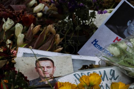 Téléchargez les photos : Berlin, Allemagne - 3 mars 2024. Beaucoup de bas, photos, bougies sur le terrain au Mémorial Spontané Alexey Navalny devant l'Ambassade de Russie le jour des élections présidentielles en Fédération de Russie - en image libre de droit