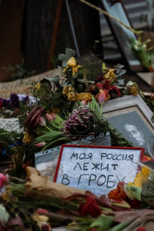 Téléchargez les photos : Berlin, Allemagne. Le 3 mars 2024. Mémorial spontané de Navalny avec beaucoup de fleurs, bougies, photos devant l'ambassade de la Fédération de Russie après la mort de l'homme politique russe Alexei Navalny. - en image libre de droit