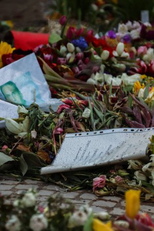 Téléchargez les photos : Berlin, Allemagne. Le 3 mars 2024. Mémorial spontané de Navalny avec beaucoup de fleurs, bougies, photos devant l'ambassade de la Fédération de Russie après la mort de l'homme politique russe Alexei Navalny. - en image libre de droit