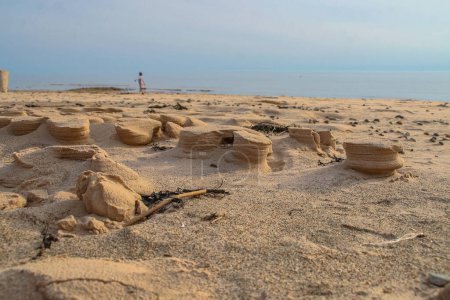 Foto de Esculturas de arena natural hechas por el viento en la playa del mar Báltico. Golfo de Riga en Letonia Paisaje. Cielo azul y mar en el fondo. Copiar espacio. Enfoque selectivo. - Imagen libre de derechos