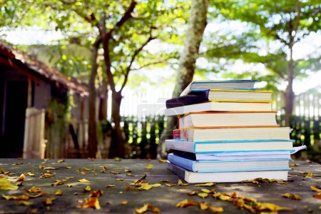 Foto de Libros sobre mesa de madera en temporada de otoño. - Imagen libre de derechos