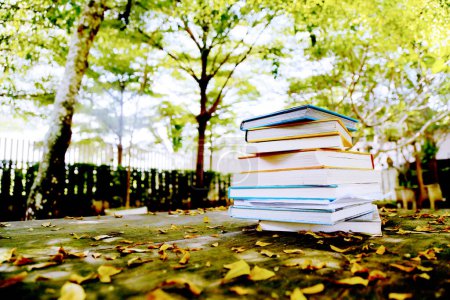 Foto de Libros sobre mesa de madera en temporada de otoño. - Imagen libre de derechos