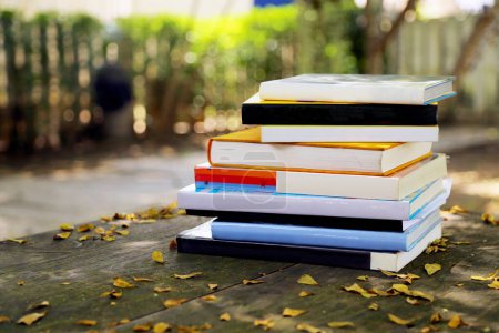 Foto de Libros de tapa dura sobre mesa de madera en temporada de otoño. - Imagen libre de derechos