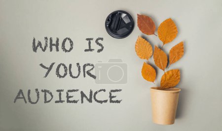 Téléchargez les photos : Une plante avec des feuilles et une tasse avec les mots "qui est votre public" écrit dessus - en image libre de droit