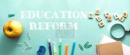Foto de La reforma educativa es un concepto que es importante para el futuro de nuestra sociedad. Implica hacer cambios en la forma en que enseñamos. Esto puede incluir cosas como actualizar el currículo - Imagen libre de derechos