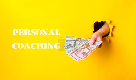 Une personne tient un tas d'argent et les mots Coaching personnel sont écrits en dessous d'eux