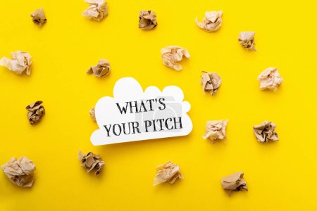 Téléchargez les photos : Un fond jaune avec un nuage blanc et les mots Quel est votre pitch écrit dessus ? - en image libre de droit