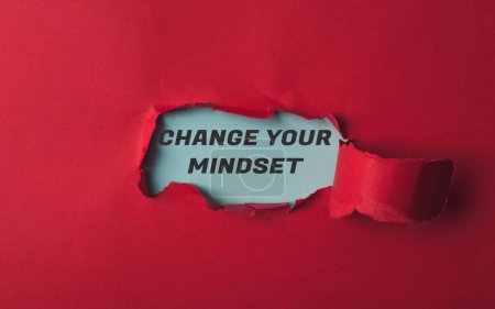 Foto de Un fondo rojo con un pedazo de papel roto con las palabras Cambia tu mentalidad escrita en él - Imagen libre de derechos